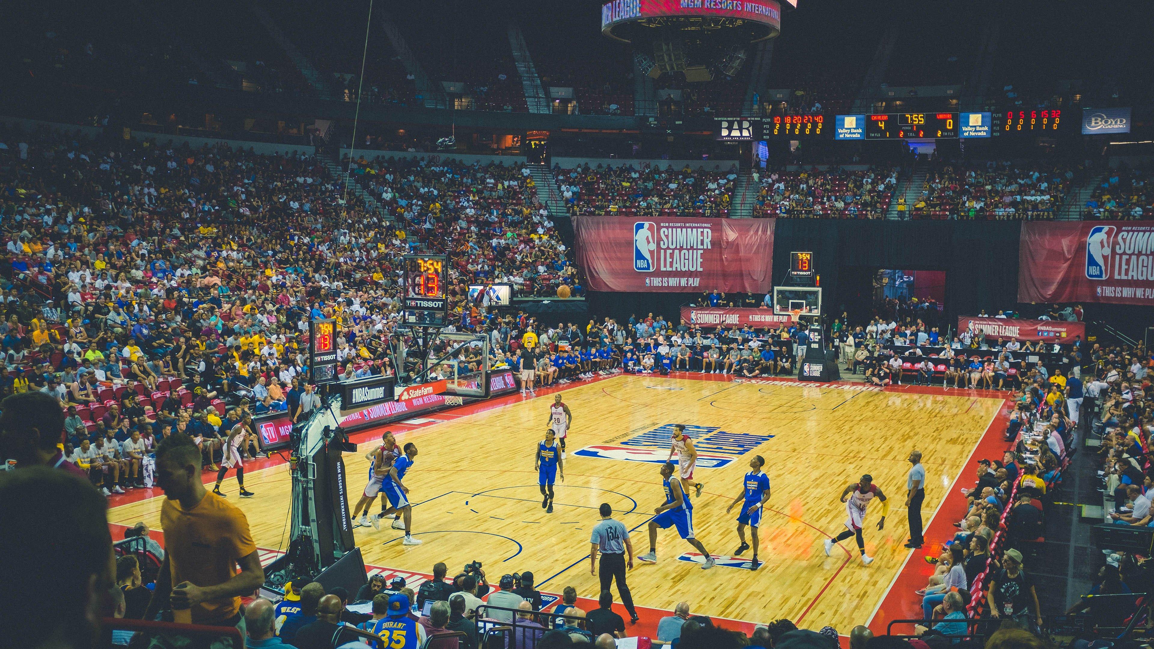 体坛篮球秀，救了大帝的马克西，差点踢足球的曼恩—NBA新星的崛起与跨界传奇
