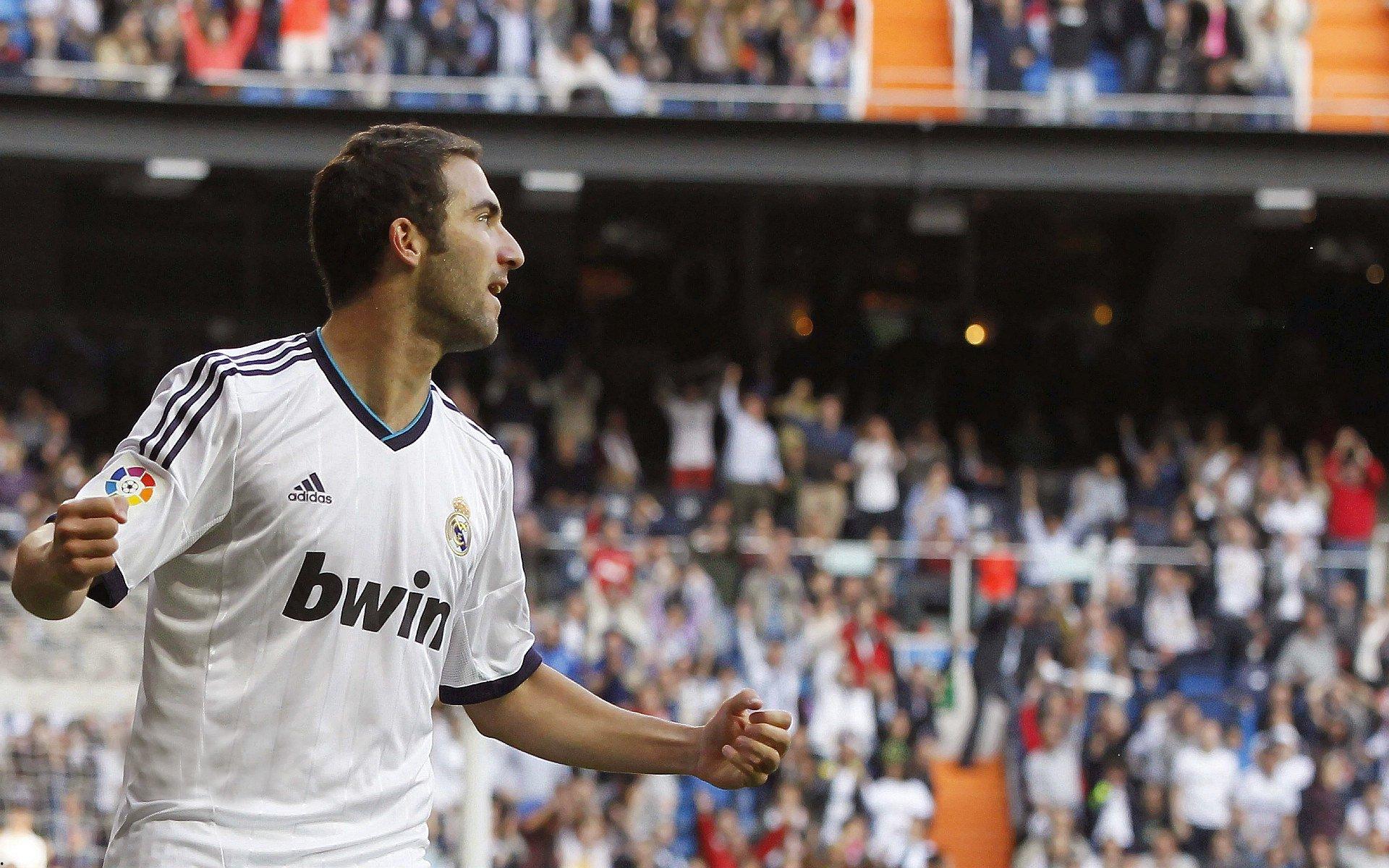 拜仁高层巴拉克表态，于帕梅卡诺续约前景明朗，但薪资提升需场上表现支撑